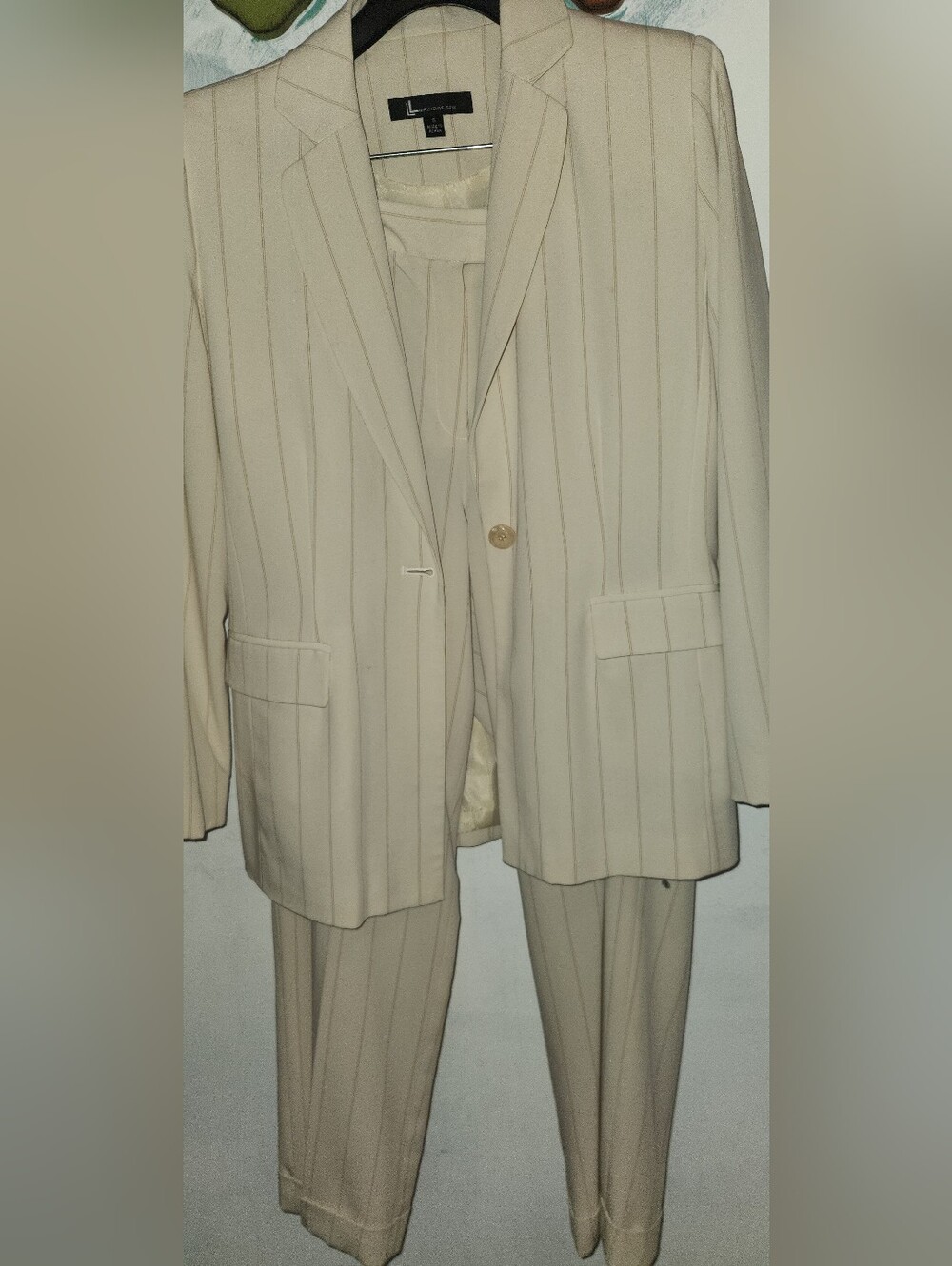 Women Pinstripe Suit Cream Beige Levine Size 6 Ask Any Questions